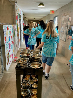 Youth council volunteers on the way to feed the shelter animals